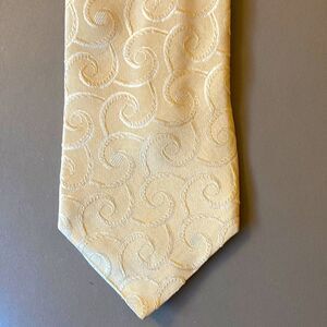 Pal Zileri Silk Necktie in Pale Yellow with Tonal Swirl Pattern. Made in Italy.